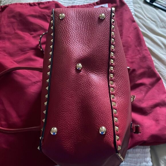 Valentino Garavani Medium Grainy Rockstud Bag - Picture 9 of 11